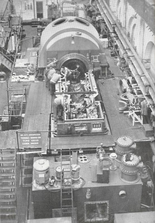 p. 20 (quarta di copertina), montaggio del gruppo turbogeneratore costruito allo stabilimento Meccanico di Sampierdarena per la centrale termoelettrica di Civitavecchia della "Società Termoelettrica Tirrena"